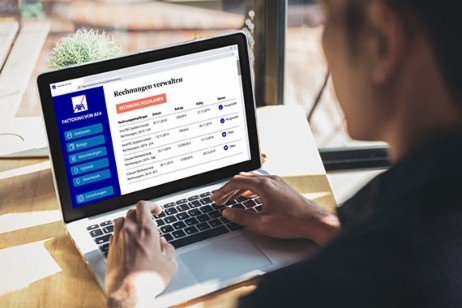 Factoring / AXA Mann sitzt am Laptop - Factoring / AXA