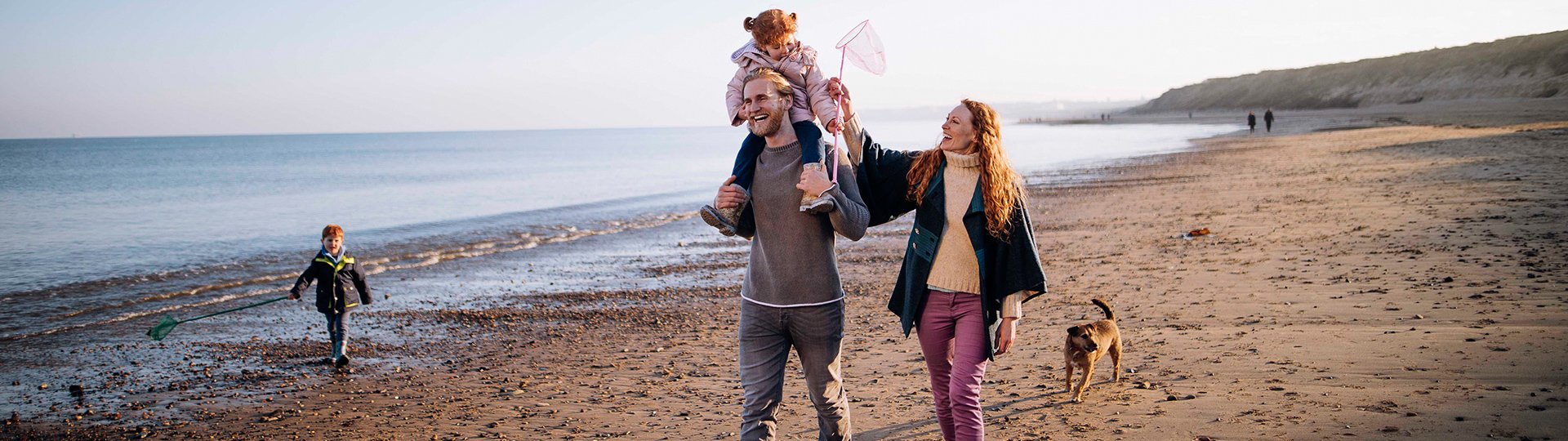 AXA Bremen fair Finanzpartner oHG | Krankentagegeldversicherung Familie spielt am Strand