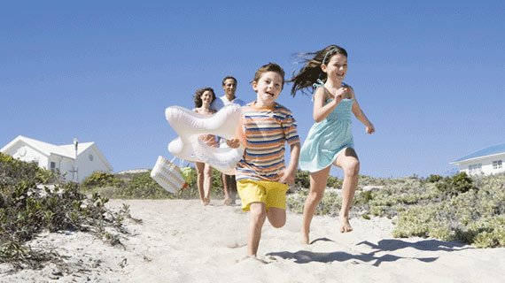 AXA Bremen fair Finanzpartner oHG Familie läuft am Strand AXA Bremen fair Finanzpartner oHG Familie läuft am Strand