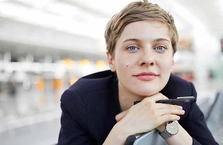 Berufsunfähigkeitsversicherung von AXA Frau schaut in die Kamera