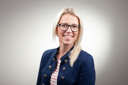 AXA Christina Hübschmann Gera Kontaktieren Sie uns  Frau Hübschmann lächelt