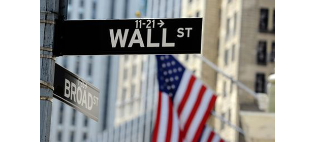 Straßenschild der Wall Street mit amerikanischer Flagge