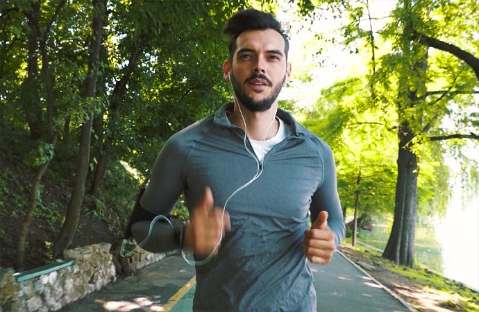 AXA Bremen fair Finanzpartner oHG | ActiveMe Mann joggt AXA Bremen fair Finanzpartner oHG | ActiveMe Mann joggt