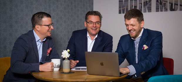 AXA fair Finanzpartner oHG Bremen Geschäftspartner im Meeting