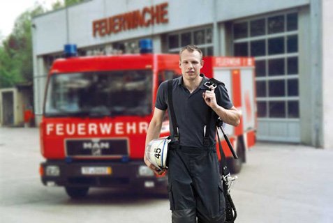 AXA Bremen fair Finanzpartner oHG | Feuerwehr Feuerwehrmann vor Feuerwehrauto AXA Bremen fair Finanzpartner oHG | Feuerwehr Feuerwehrmann vor Feuerwehrauto