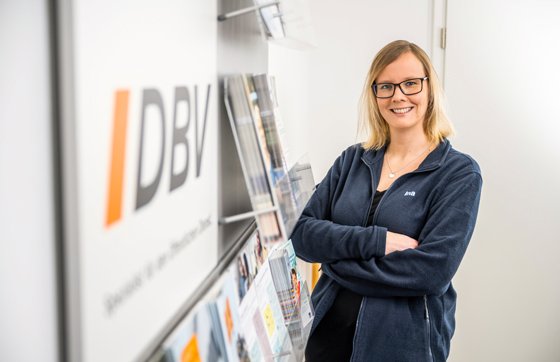 AXA Andreas Schütte Meppen Frau blickt optimistisch in die Zukunft
