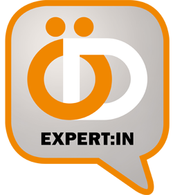 Logo mit orangefarbenem Rahmen und grauer Sprechblase. In der Mitte sind die stilisierten Buchstaben &bdquo;&Ouml;D&ldquo; (f&uuml;r &Ouml;ffentlicher Dienst) zu sehen. Darunter steht in schwarzer Schrift: &bdquo;EXPERT:IN&ldquo;. Das Logo kennzeichnet Fachkompetenz im Bereich Versicherungsl&ouml;sungen f&uuml;r den &ouml;ffentlichen Dienst durch die DBV.