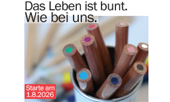 Eine Dose mit Buntstiften steht auf dem Tisch.